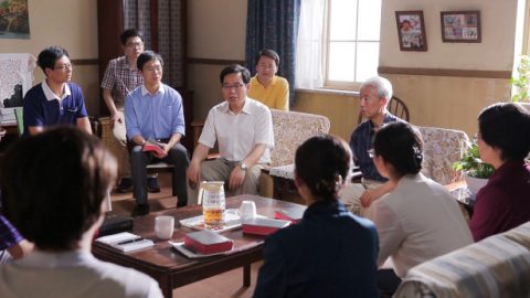 Харин бид Эзэнд итгэлээ өгч, дагаснаар мөнх амийг олж авч чадна. Эзэний үг үүнийг баталж байна: Эзэн Есүс, “Би бол амилал ба амь: Надад итгэдэг хүн үхсэн ч амилна: Амьд бөгөөд Надад итгэдэг хэн боловч хэзээ ч үхэхгүй” (Иохан 11:25-26) гэсэн. “Энэ уснаас уух хэн боловч дахин цангана. Гэхдээ өөрт нь Миний өгөх уснаас уудаг хэн ч, хэзээ ч цангахгүй; харин Миний өгөх ус түүний дотор мөнх амь руу оргилох булаг болно” (Иохан 4:14). Эдгээр мөрүүд нь Эзэн Есүсийн амлалт юм. Эзэн Есүс бидэнд мөнх амийг өгч чадна, Эзэн Есүсийн зам бол мөнх амийн зам юм. Библид ингэж хэлсэн байдаг: “Хүүд итгэдэг хүн мөнх амьтай бөгөөд Хүүд итгэдэггүй хүн мөнх амийг үзэхгүй; харин Бурханы уур хилэн түүн дээр оршино” (Иохан 3:36). Эзэн Есүс хүний Хүү биш гэж үү, Тэр Христ биш гэж үү? Гэтэл та нар эцсийн өдрүүдийн Христ мөнх амийн замыг авчирна гэж гэрчилж байна. Би үүнийг сайн ойлгохгүй байна, бид бүгд л Эзэн Есүс Христийн дагалдагчид шүү дээ. Энэ нь, яагаад мөнх амийн замыг хүртэхэд хангалттай биш юм бэ? Яагаад бид эцсийн өдрүүдийн Христийн ажил ба үгийг мөн хүлээн авах ёстой гэж?